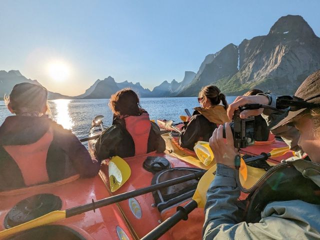 Midnight Sun kayak at Reinefjord | Lofoten